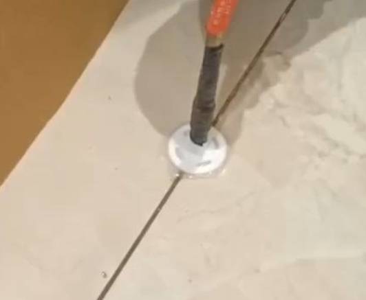 武强瓷砖空鼓维修公司专业解答瓷砖在铺贴过程中，如果没有涂抹均匀到位的粘结材料（如水泥砂浆或瓷砖胶），可能会导致以下问题